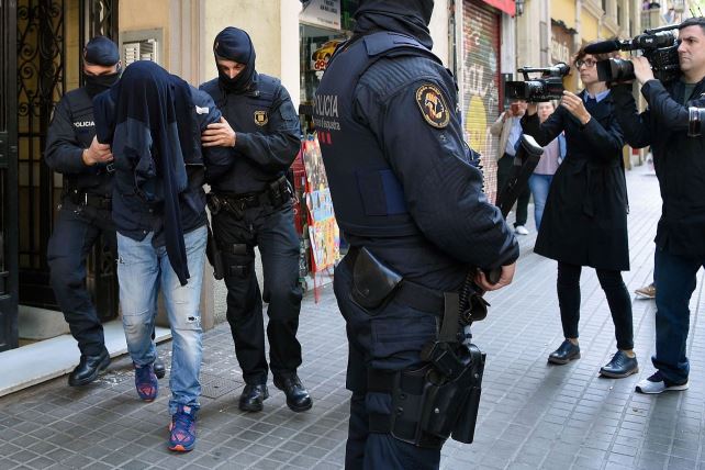 des-policiers-catalans-interpellent-a-barcelone-le-25-avril-2017-un-homme-suspecte-d-avoir-collabore-avec-des-suspects-dans-l-enquete-sur-les-attentats-de-bruxelles_5868415