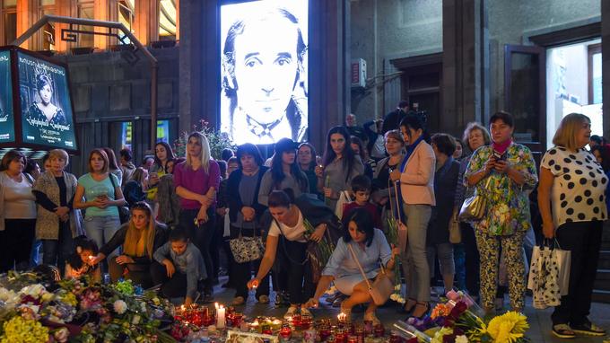 Armenians mourn death of French singer Charles Aznavour