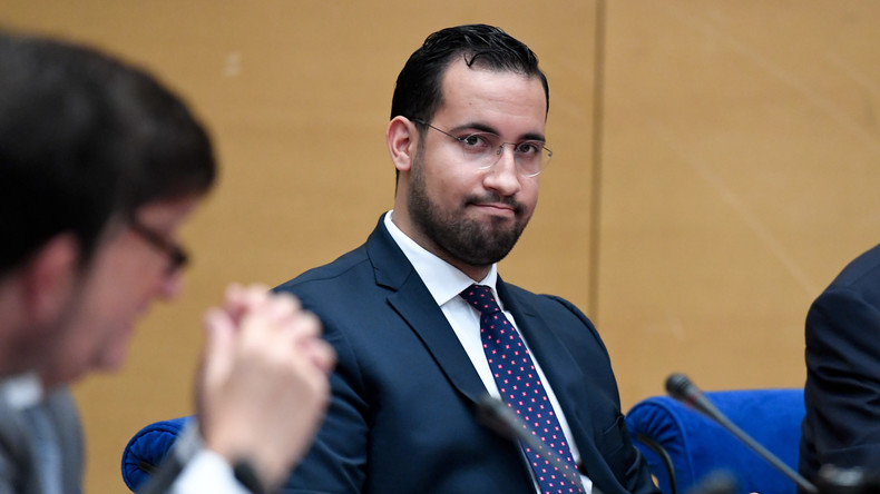 Alexandre Benalla avait gardé son téléphone crypté 'secret-défense' Alexandre Benalla avait gardé son téléphone crypté 'secret-défense'