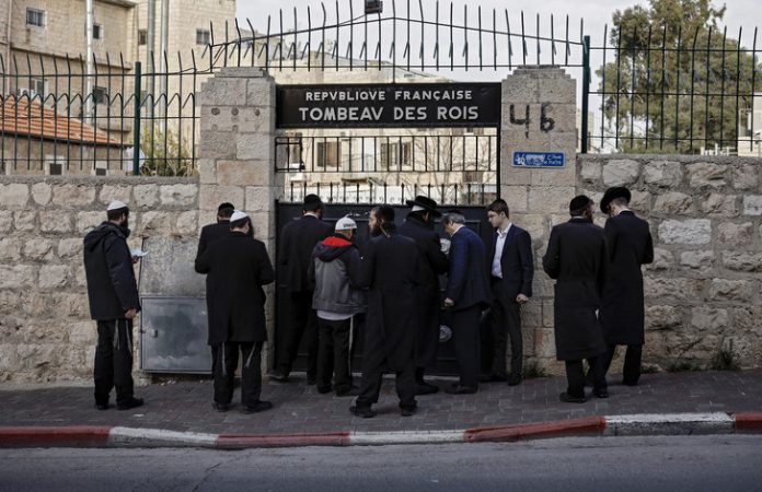 juifs-ultra-orthodoxes-prient-devant-porte-fermee-Tombeau-propriete-France-situe-Jerusalem-Est-24-janvier-2019_0_728_471