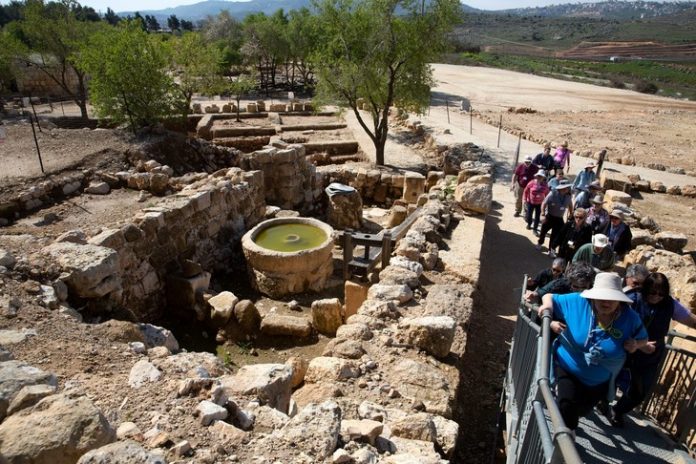 touristes-visitent-archeologique-Shiloh-Cisjordanie-12-2019_0_729_486