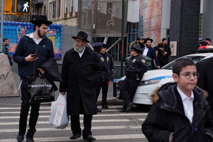 Patrouille-police-quartier-Crown-Heights-communaute-loubavitch-estimee-21-000-membres_0_729_486