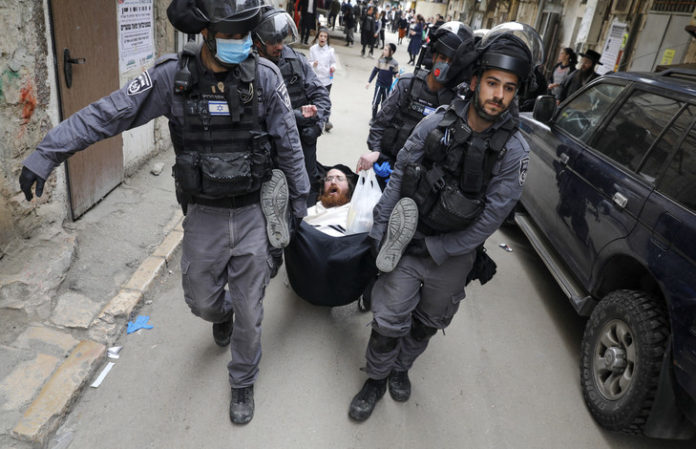 forces-securite-israeliennes-interpellent-ultra-orthodoxede-fermeture-synagogue-quartier-deMea-Shearim-Jerusalem-30-2020_2_729_470