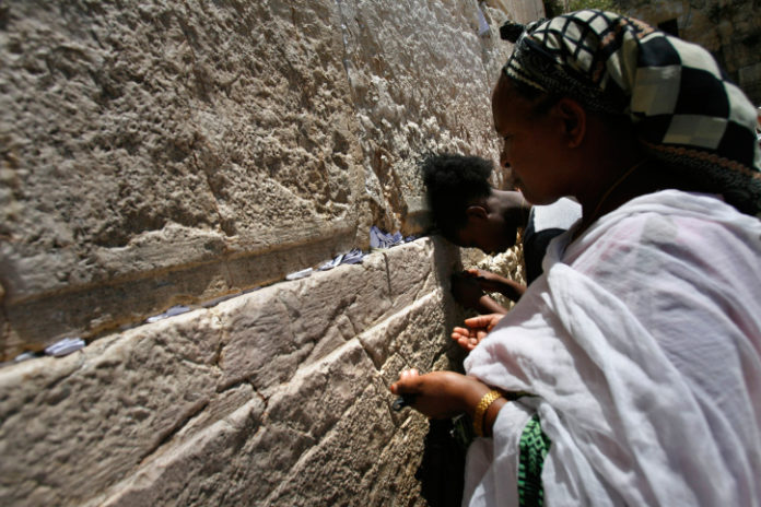 The immigration story of one of the last groups of the Falash-Mura, from the compound in Gondar (North Ethiopia) all the way to their landing in Israel.