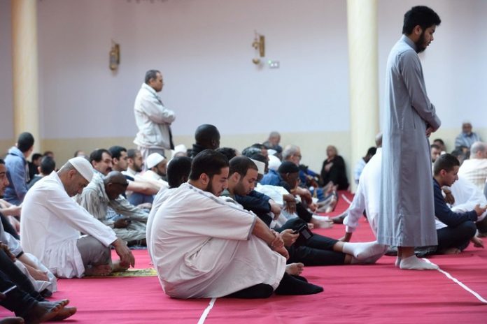 Priere-mosquee-Henri-Barbusse-Saint-Denis-Seine-Saint-Denis_0_730_487