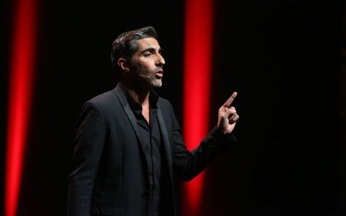 L'humouriste Ary Abittan en spectacle a Courbevoie