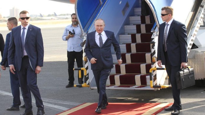 Vladimir-Poutine-visite-lIran-lors-de-son-premier-voyage-hors