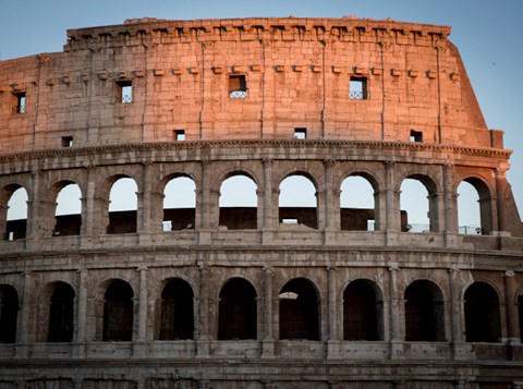 Italia: identificato il turista che ha danneggiato il Colosseo